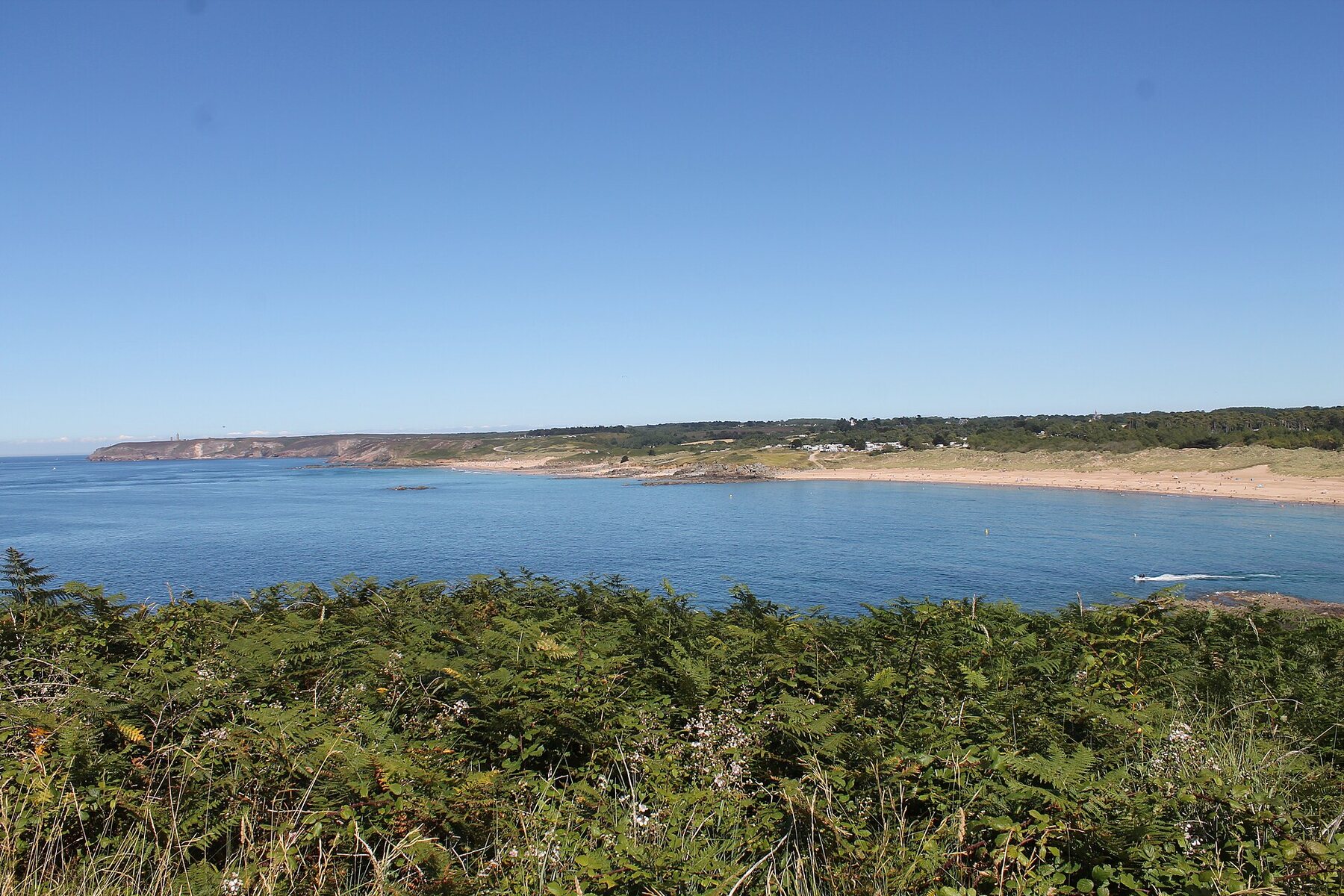Plage des Grèves d'en Bas sous un ciel d'été